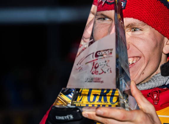 Bilder des Jahres 2020, Sport 01 Januar Sport Themen der Woche KW01 Sport Bilder des Tages 200105 Alexander Bolshunov of Russia celebrates with the trophy after the men?s 10 km free technique mass start during Tour de Ski on January 5, 2020 in Val di Fiemme. Photo: Mathias Bergeld BILDBYRAN Cop 200 bbeng skidor cross-country skiing langrenn world cup tour de ski tour de ski 2019 2020 free fristil final climb Masstart Fellesstart Mass Start ryssland jubel Copyright: MATHIASxBERGELD BB200105MB114
