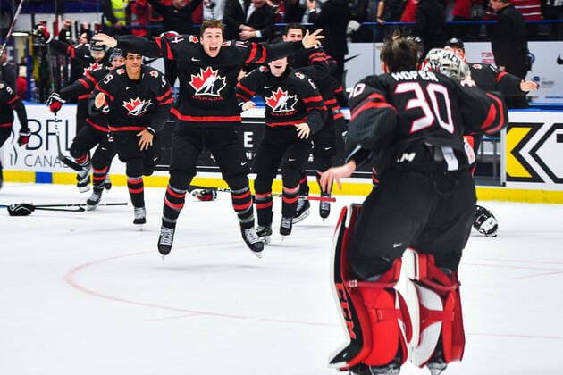 Bilder des Jahres 2020, Sport 01 Januar Sport Themen der Woche KW01 200105 Jared McIsaac celebrate with goalkeeper Joel Hofer of Canada after the 2020 IIHF World Junior Championship gold medal game between Canada and Russia on January 5, 2020 in Ostrava. Photo: Simon Hastegard BILDBYRAN kod SH 180176 ishockey Ice hockey, Eishockey u20 jvm jvm 2020 jvm 19-20 iihf world junior championship world juniors bbeng final kanada ryssland jubel Copyright: SIMONxHASTEGARD BB200105ZF018
