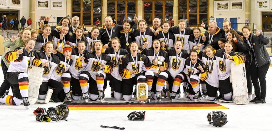 Bilder des Jahres 2020, Sport 01 Januar Sport Themen der Woche KW02 Sport Bilder des Tages GER, IIHF Ice hockey, Eishockey U18 Women s World Championship, WM, Weltmeisterschaft DIV I Group A, Siegerehrung 09.01.2020, BLZ Arena, Füssen Fuessen, GER, IIHF Ice Hockey U18 Women s World Championship DIV I Group A, Siegerehrung, im Bild Team Deutschland freut sich mit dem Pokal ueber den Turniersieg und den Aufstieg in die Top Division