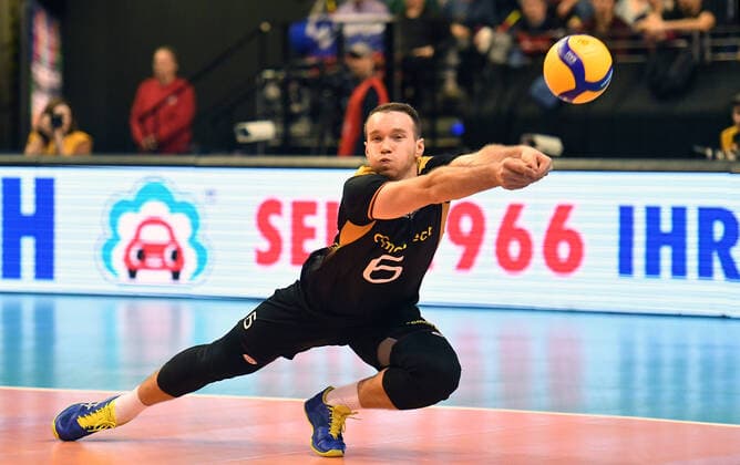 Bilder des Jahres 2020, Sport 01 Januar Denys Kaliberda (Deutschland), bei einer missglueckten Ballannahme Frankreich-Deutschland France- Germany CEV Tokio Volleyball Europa Qualifikation 2020 CEV Tokyo Volleyball European Qualification 2020 Finale, Endspiel, Herren, Männer, Maenner, men, Volleyball, , Germany, Max-Schmeling-Halle Berlin, 10.1.2020
