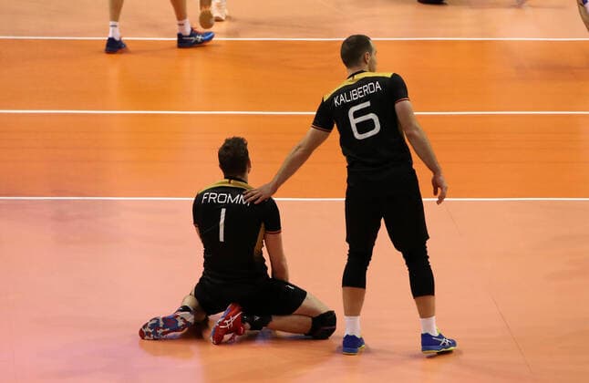 Bilder des Jahres 2020, Sport 01 Januar Sport Themen der Woche KW02 Sport Bilder des Tages Christian Fromm, Denys Kaliberda enttäuscht nach Spielende Enttäuschung Volleyball Finale Olympiaqualifikation Nationalmannschaft Herren Saison 2019 2020 10.01.2020 DVV Deutschland GER vs. Frankreich FRA