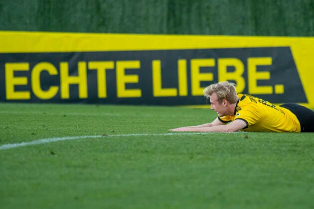 Sport Bilder des Tages Fußball: Testspiele, BVB Winter-Trainingslager 2020, Borussia Dortmund - FSV Mainz 05 am 11.01.2020 im Marbella Football Center in Marbella (Spanien). Dortmunds Julian Brandt liegt flach auf dem Bauch vor einer Werbeband mit der Aufschrift Echte Liebe . DFL regulations prohibit any use of photographs as image sequences and or quasi-video. Copyright: xKirchner-Mediax