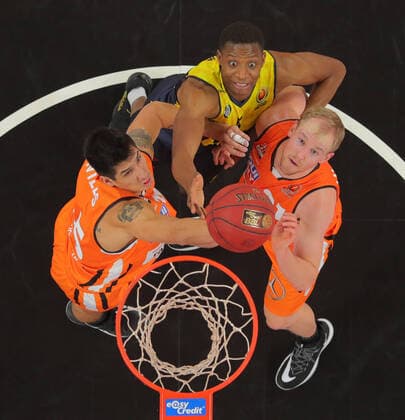 Bilder des Jahres 2020, Sport 01 Januar Sport Themen der Woche KW02 Sport Bilder des Tages v.l. Derek Willis (Ulm), Justin Sears (Oldenburg), Seth Hinrichs (Ulm) ratiopharm Ulm vs. EWE Baskets Oldenburg, Basketball, easyCredit BBL-Pokal Halbfinale, 12.01.2020 ratiopharm Ulm vs. EWE Baskets Oldenburg, easyCredit BBL-Pokal Halbfinale, 12.01.2020 Neu-Ulm Copyright: xAchberger xEibner-Pressefotox EP_far