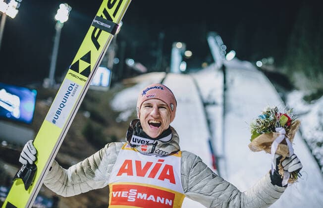 Bilder des Jahres 2020, Sport 01 Januar Sport Themen der Woche KW02 Sport Bilder des Tages ITA, FIS Weltcup Skisprung, Val di Fiemme 12.01.2020, Stadio del Salto, Predazzo, ITA, FIS Weltcup Skisprung, Val di Fiemme, Siegerehrung, im Bild Sieger Karl Geiger (GER) Winner Karl Geiger of Germany during the winner ceremony for the FIS Ski jumping, Skispringen, Ski, nordisch World Cup at the Stadio del Salto in Predazzo, Italy on 2020 01 12. Predazzo Alto Adige Italien