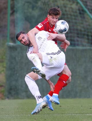 Bilder des Jahres 2020, Sport 01 Januar Sport Themen der Woche KW03 Sport Bilder des Tages Marbella , Fußball Trainingslager Testspiel , VfB Stuttgart vs. FC Basel , von links: Kemal Ademi ( Basel ) Antonis Aidonis ( vfB )