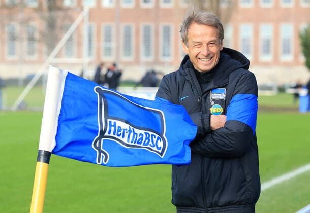 Bilder des Jahres 2020, Sport 01 Januar Sport Themen der Woche KW03 Sport Bilder des Tages GER, 1.FBL, DFL,, Hertha BSC Training 15.01.2020, Sportpark, Berlin, GER, 1.FBL, DFL,, Hertha BSC Training, DFL, regulations prohibit any use of photographs as image sequences and or quasi-video im Bild Cheftrainer (Head Coach) Juergen Klinsmann (Hertha BSC Berlin), Hertha Eckfahne