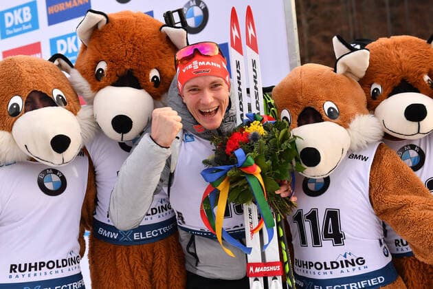 Bilder des Jahres 2020, Sport 01 Januar Sport Themen der Woche KW03 Sport Bilder des Tages Benedikt DOLL (GER), Jubel,Freude,Begeisterung mit den Maskottchen nach Platz 3, Siegerehrung 10 km Sprint der Maenner,Herren am 16.01.2020.. IBU Biathlon Weltcup 2020 in Ruhpolding,Saison 2019 20.