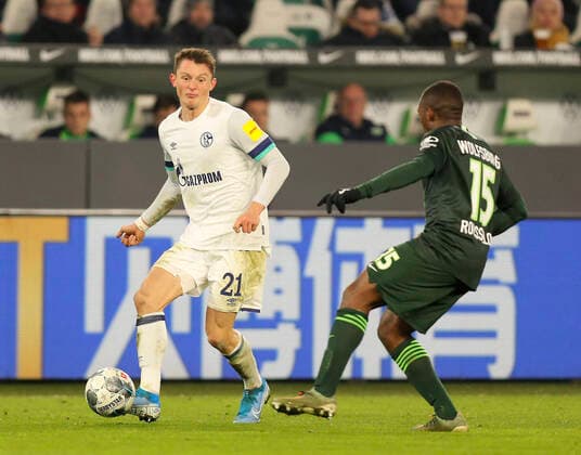 Foto : Fabian Reese Schalke gegen Jerome Roussillon ( rechts , Wolfsburg ) Fussball 1. Bundesliga , am Mi. 18.12.2019 VfL Wolfsburg - Schalke 04