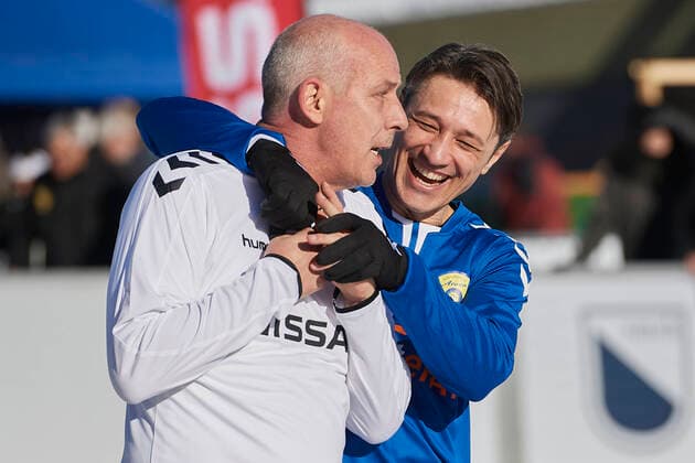 Bilder des Jahres 2020, Sport 01 Januar Sport Themen der Woche KW03 Sport Bilder des Tages Inoffizielle Schneefussball Weltmeisterschaft 2020, Arosa, Schweiz Arosa, Schweiz, 17. Januar 2020. Nico Kovac hat Spass mit Mario Basler bei der inoffiziellen Schneefussball Weltmeisterschaft Ice Snow Football 2020 in Arosa.