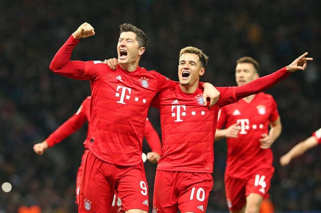 Bilder des Jahres 2020, Sport 01 Januar Sport Themen der Woche KW03 19.01.2020, Fussball 1. Bundesliga 2019 2020, 18. Spieltag, Hertha BSC Berlin - FC Bayern München, im Olympiastadion Berlin. Jubel (L-R) Torschütze Robert Lewandowski (Bayern München) und Philippe Coutinho (Bayern München) zum Tor zum 0:2 per Foulelfmeter