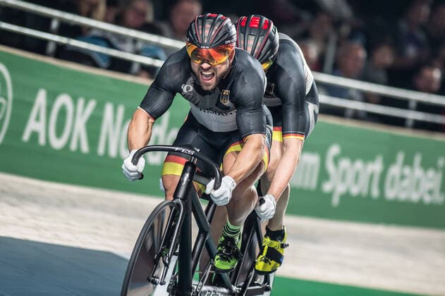 Bilder des Jahres 2020, Sport 01 Januar Sport Themen der Woche KW04 Sport Bilder des Tages Robert Förstemann (GER - Berlin) mit Paracyclist Kai Kruse (GER - Hamburg) unterwegs - Querformat - quer - horizontal - Event Veranstaltung: 108. Berliner Sechstagerennen - Six Day Berlin - 1.Nacht - Wolfram Champions Sprint (Herren) 250 Meter Zeitfahren fliegend - Ort Location: Velodrom Berlin - Region: Berlin - Land Country: Deutschland Germany - Datum Date: 23.01.2020
