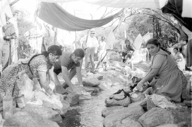 Weltmeisterschaft 1970 in Mexiko: Besuch der Deutschen Mannschaft in einem Indiodorf 05.06.1970 (Datum geschätzt) Max Lorenz (BRD) mit 2 Wäscherinnen
