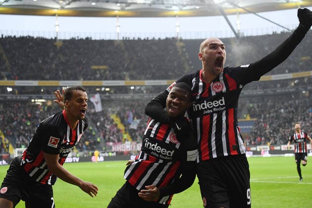 Bilder des Jahres 2020, Sport 01 Januar Sport Themen der Woche KW04 Sport Bilder des Tages 25.01.2020, xjhx, Fussball 1.Bundesliga, Eintracht Frankfurt - RB Leipzig emspor, v.l. Timothy Chandler (Eintracht Frankfurt), Almamy Toure (Eintracht Frankfurt), Bas Dost (Eintracht Frankfurt) celebrate the goal, Der Torjubel zum 1:0 (DFL DFB REGULATIONS PROHIBIT ANY USE OF PHOTOGRAPHS as IMAGE SEQUENCES and or QUASI-VIDEO) Frankfurt am Main
