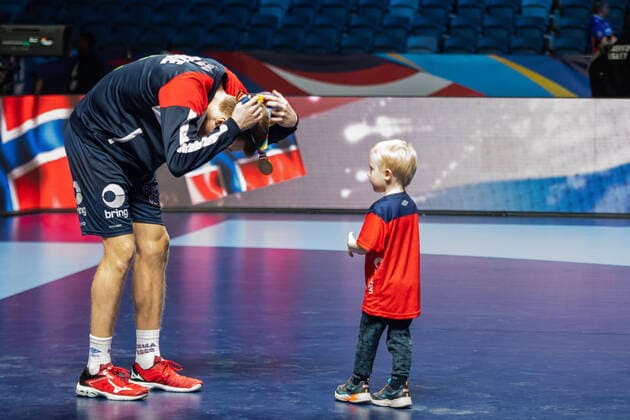 Bilder des Jahres 2020, Sport 01 Januar Sport Themen der Woche KW04 200125 Kristian Bjornsen of Norway celebrate the bronze medal with his son after the EHF European Handball Championship bronze match between Norway and Slovenia on January 25, 2020 in Stockholm. Photo: Johanna Lundberg BILDBYRAN kod JL 136107 bbeng ehf euro 2020 em 2020 european men?s jubel barn bronsmedalj brons handball championship 2020 handball handboll handbolls-em 2020 handball handball-em 2020 norge norway slovenien slovenia brons match bronze match Copyright: JOHANNAxLUNDBERG BB200125ZU102