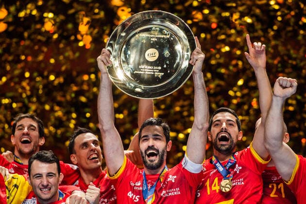 Bilder des Jahres 2020, Sport 01 Januar Sport Themen der Woche KW04 Sport Bilder des Tages Handball EM, Spanien ist Europameister 200126 Raul Entrerrios Rodriguez of Spain celebrate with teammates and the trophy after the EHF European Handball Championship final between Spain and Croatia on January 26, 2020 in Stockholm. Copyright: JOHANNAxLUNDBERG BB200126JL058