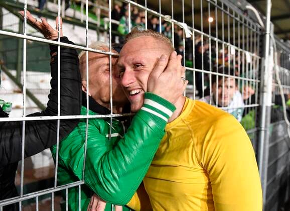 Bilder des Jahres 2020, Sport 01 Januar Sport Themen der Woche KW05 28.01.2020 - Fussball - Saison 2019 2020 - 2. Fussball - Bundesliga - 19. Spieltag: SpVgg Greuther Fürth ( Kleeblatt ) - FC Sankt St. Pauli Hamburg - - DFL regulations prohibit any use of photographs as image sequences and or quasi-video - Sascha Burchert (30, SpVgg Greuther Fürth ) - Kuss von Kleeblattfan