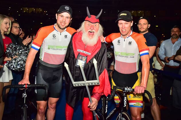 Bilder des Jahres 2020, Sport 01 Januar Sport Themen der Woche KW05 Sport Bilder des Tages Team 3 mit Wim Stroetinga (re. NED) und Moreno De Pauw (li. BEL) gewinnen das 109. Berliner Sechstagerennen 2020 - hier mit Tour-Teufel Didi Senft (GER - Storkow) - Querformat - quer - horizontal - Event Veranstaltung: 108. Berliner Sechstagerennen - Six Day Berlin - 6.Nacht - Ort Location: Velodrom Berlin - Region: Berlin - Land Country: Deutschland Germany - Datum Date: 28.01.2020