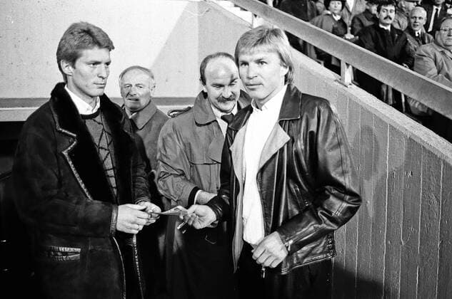 VfB Stuttgart - 1. FC Köln Deutschland, Stuttgart, 15.04.1987, Fussball, Bundesliga, Saison 1986 1987, 25. Spieltag, VfB Stuttgart - 1. FC Köln (5:1): v.l. Karl-Heinz Förster, Bernd Förster.