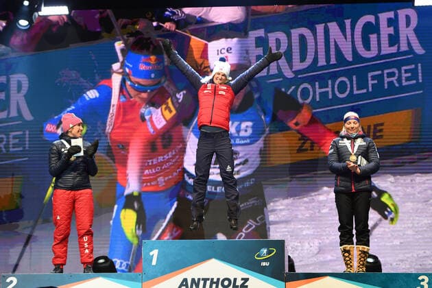 2020 Bilder des Jahres, Sport 02 Februar BIATHLON - DUNKLEE Susan (USA), ROEISELAND Marte Olsbu (NOR) und CHARVATOVA Lucie (CZE) bei Siegerehrung der Weltmeisterschaft Biathlon Antholz Sprint der Frauen am 14.02.2020, Italien, Südtirol Antholz-Anterselva Medal Plaza Südtirol Italien
