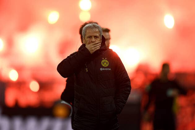 2020 Bilder des Jahres, Sport 02 Februar Sport Bilder des Tages Fußball: 1. Bundesliga, Saison 2019 2020, 22. Spieltag, Borussia Dortmund - Eintracht Frankfurt am 14.02.2020 im Signal Iduna Park in Dortmund (Nordrhein-Westfalen). Die Frankfurter Fans brennen Pyrotechnik ab. Davor geht Dortmunds Trainer Lucien Favre DFL REGULATIONS PROHIBIT ANY USE OF PHOTOGRAPHS AS IMAGE SEQUENCES AND OR QUASI-VIDEO. Copyright: xNeundorf Kirchner-Mediax