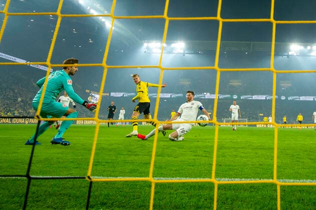 2020 Bilder des Jahres, Sport 02 Februar Fußball: 1. Bundesliga, Saison 2019 2020, 22. Spieltag, Borussia Dortmund - Eintracht Frankfurt am 14.02.2020 im Signal Iduna Park in Dortmund (Nordrhein-Westfalen). Dortmunds Erling Braut Haaland erzielt das Tor zum 3:0. DFL REGULATIONS PROHIBIT ANY USE OF PHOTOGRAPHS AS IMAGE SEQUENCES AND OR QUASI-VIDEO. Copyright: xNeundorf Kirchner-Mediax