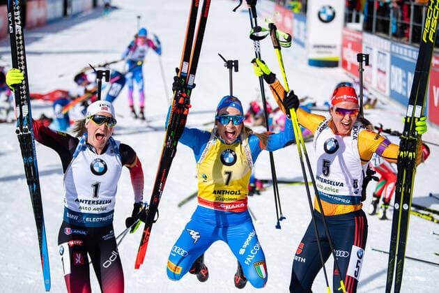 2020 Bilder des Jahres, Sport 02 Februar Sport Bilder des Tages 200216 Marte Olsbu Roiseland of Norway, Dorothea Wierer of Italyand Denise Herrmann of Germany celebrate after women s 10 km pursuit during the IBU Biathlon World Championships on February 16, 2020 in Antholz. Photo: Joel Marklund BILDBYRAN kod JM 88113 bbeng skidskytte skiskyting biathlon VM skidskytte-VM IBU Biathlon World Championships 2020 Anterselva dam jaktstart pursuit jubel Copyright: JOELxMARKLUND BB200216JM039