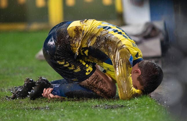 2020 Bilder des Jahres, Sport 02 Februar Sport Bilder des Tages Oliver Lund (OB - 02) for direkte roedt af dommer Michael Tykgaard efter at have faeldet Mikael Uhre (Broendby - 11) (foto) Superliga Fodbold Odense Boldklub mod Broendby IF. Nature Energy Park. Soendag den 16 februar 2020.. , Odense Denmark Copyright: ClausxFisker ClausxFiskerx cop105 spdk20200216-204201-L