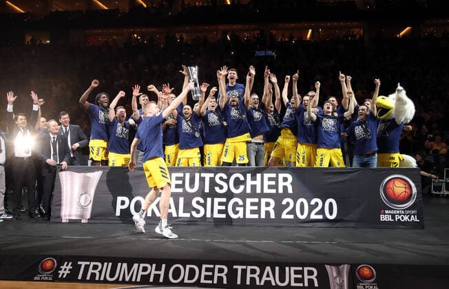 2020 Bilder des Jahres, Sport 02 Februar Pokalsieger Pokalgewinner Alba Berlin Niels Giffey mit Pokal Basketball BBL Pokalfinale Herren Finale Saison 2019 2020 16.02.2020 ALBA Berlin vs. EWE Baskets Oldenburg
