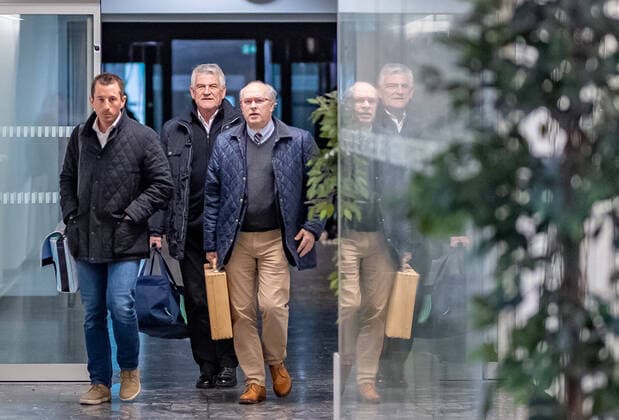 2020 Bilder des Jahres, Sport 02 Februar Sport Themen der Woche KW08 Sport Bilder des Tages 19.02.2020, Landesgericht, Innsbruck, AUT, Dopingprozess gegen Walter Mayer, dem ehemaligen OeSV-Trainer wird ein Vergehen nach dem Anti-Doping-Bundesgesetz vorgeworfen, im Bild Walter Mayer, Anwalt Hans-Moritz Pott Walter Mayer Anwalt Hans-Moritz Pott during the doping trial against former OeSV trainer Walter Mayer at the Landesgericht in Innsbruck, Austria on 2020 02 19. Innsbruck