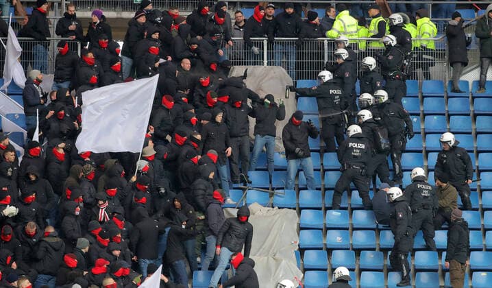 2020 Bilder des Jahres, Sport 02 Februar Sport Themen der Woche KW08 Sport Bilder des Tages 2.Liga Saison 2019-2020 23. Spieltag Hamburger SV - FC St.Pauli Ausschreitungen vor dem Spiel im St.Pauli-Fanblock DFL REGULATIONS PROHIBIT ANY USE OF PHOTOGRAPHS AS IMAGE SEQUENCES AND OR QUASI-VIDEO