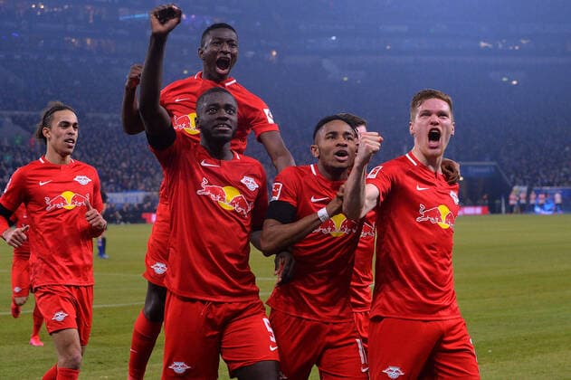 2020 Bilder des Jahres, Sport 02 Februar Sport Themen der Woche KW08 Sport Bilder des Tages Fußball 1. Bundesliga 23. Spieltag FC Schalke 04 - RB Leipzig am 22.02.2020 in der Veltins Arena in Gelsenkirchen Torjubel zum 0:3 durch Marcel Halstenberg ( Leipzig ) DFL regulations prohibit any use of photographs as image sequences and or quasi-video.