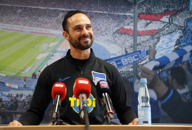 2020 Bilder des Jahres, Sport 02 Februar Sport Themen der Woche KW08 Sport Bilder des Tages GER, 1.FBL, DFL,, Hertha BSC Training 23.02.2020, Sportpark, Berlin, GER, 1.FBL, DFL,, Hertha BSC Training, DFL, regulations prohibit any use of photographs as image sequences and or quasi-video im Bild Trainer Alexander Nouri (Hertha BSC Berlin)