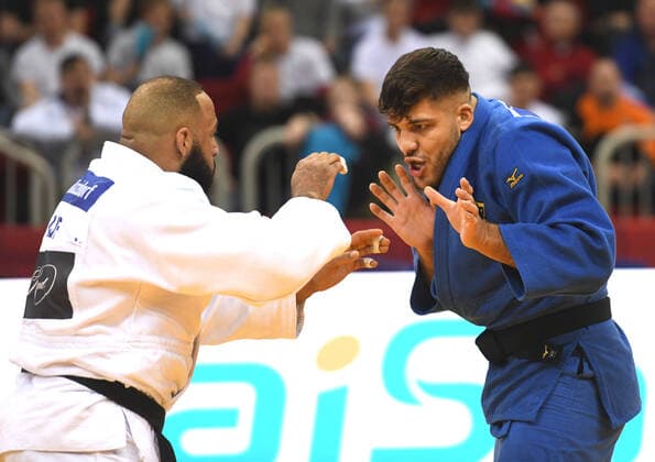 2020 Bilder des Jahres, Sport 02 Februar Sport Themen der Woche KW08 23.02.2020 Judo , Grand Slam 2020 in Düsseldorf 100 KG plus Halbfinale Johannes Frey (blau) gewinnt gegen Roy Meyer(Niederlande in Weiß).