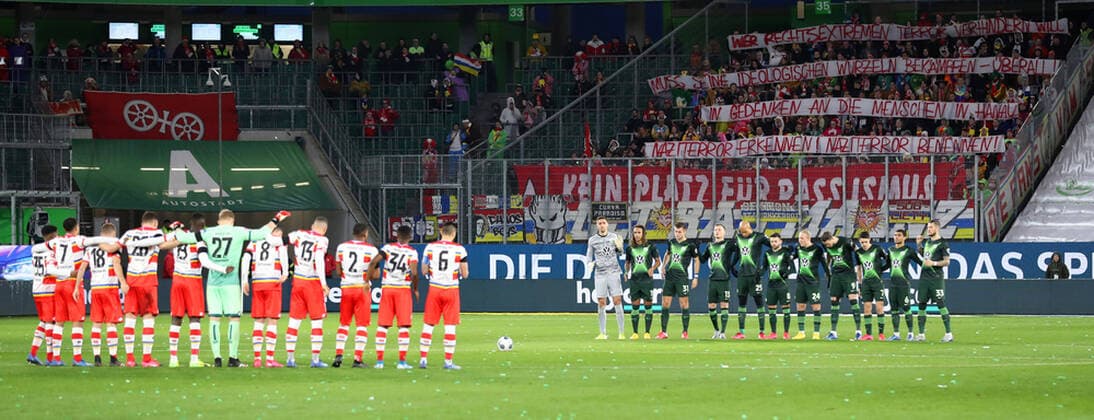 2020 Bilder des Jahres, Sport 02 Februar Sport Themen der Woche KW08 Sport Bilder des Tages VfL vs Mainz, 1. BL Wolfsburg, 23.02.2020, FUßBALL - VfL Wolfsburg vs 1. FSV Mainz 05, 1. BL, Saison 2019 20, Volkswagen Arena. Bild zeigt: Schweigeminute für Hanau DFL REGULATIONS PROHIBIT ANY USE OF PHOTOGRAPHS AS IMAGE SEQUENCES AND OR QUASI-VIDEO. Wolfsburg