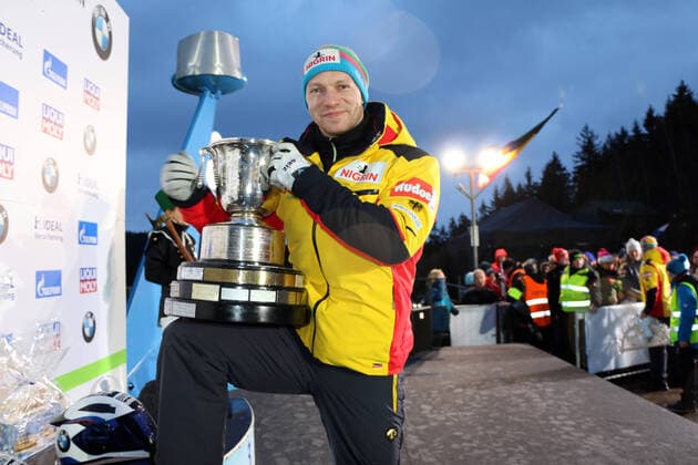 2020 Bilder des Jahres, Sport 02 Februar Sport Themen der Woche KW08 22.2.2020: Altenberg: Bob-WM: Francesco Friedrich mit Weltmeisterpokal
