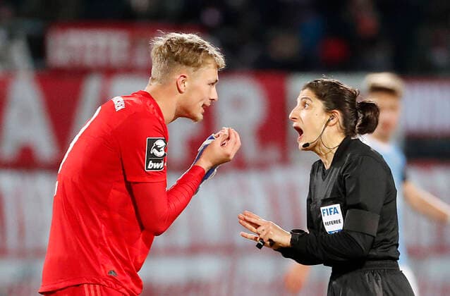 2020 Bilder des Jahres, Sport 02 Februar Sport Themen der Woche KW09 Sport Bilder des Tages CFC vs. FC Bayern München II 24.02.2020 Chemnitz, Fussball, , Stadion an der Gellertstrasse, 3. Bundesliga, 25. Spieltag, CFC CFC vs FC Bayern München II vl: Jann-Fite Arp und Schiedsricherin Riem Hussein diskutieren