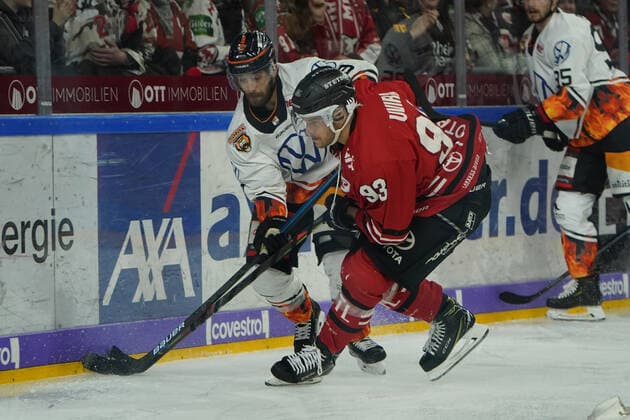 Köln, 1. DEL, Saison 2019 2020, Kölner Haie vs Grizzlys Wolfsburg , 25.02.2020, Lanxessarena Köln, Jeffrey Likens, Grizzlys Wolfsburg, Sebastian Uvira, Kölner Haie,