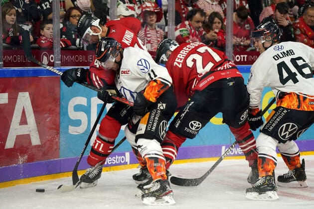 Köln, 1. DEL, Saison 2019 2020, Kölner Haie vs Grizzlys Wolfsburg , 25.02.2020, Lanxessarena Köln,Jakub Kindl, Haie, BrentAubin, Grizzlys, Pascal Zerressen Haie, Mathis Olimb, Grizzlys,