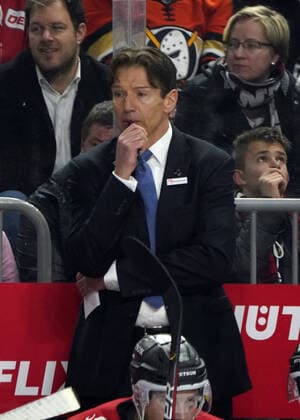 Köln, 1. DEL, Saison 2019 2020, Kölner Haie vs Grizzlys Wolfsburg , 25.02.2020, Lanxessarena Köln,Uwe Krupp, Trainer, Coach , Kölner Haie,