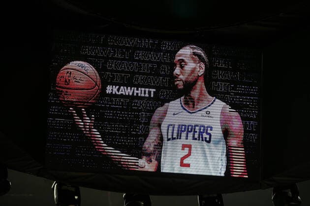 LOS ANGELES, CA - FEBRUARY 28: LA Clippers forward Kawhi Leonard (2) on the big screen before the Denver Nuggets vs Los Angeles Clippers game on February 28, 2020, at Staples Center in Los Angeles, CA. (Photo by Jevone Moore Icon Sportswire) NBA, Basketball Herren, USA FEB 28 Nuggets at Clippers Icon200228110