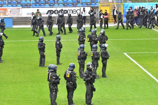 2020 Bilder des Jahres, Sport 02 Februar Sport Themen der Woche KW09 GER, 3. Liga, SV Waldhof Mannheim vs. 1. FC Kaiserslautern 29.02.2020, Carl-Benz-Stadion, Mannheim, GER, 3. Liga, SV Waldhof Mannheim vs. 1. FC Kaiserslautern, DFL REGULATIONS PROHIBIT ANY USE OF PHOTOGRAPHS AS IMAGE SEQUENCES AND OR QUASI-VIDEO. im Bild: Nach Schlusspfiff stuermten Teile beider Fanlager das Spielfeld, die Polizei musst eingreifen.
