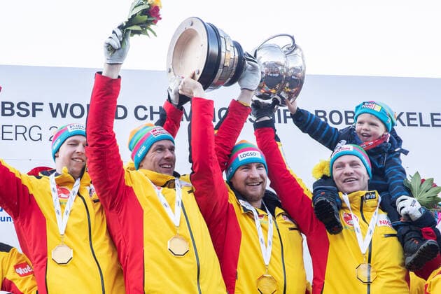 Bilder des Jahres 2020, Sport 03 März Sport Themen der Woche KW09 Sport Bilder des Tages Team Francesco Friedrich jubelt über den WM-Titel im 4er-Bob; Sieger, Erstplatzierter, Goldmedaille, gold medal; Jubel, celebration; Siegerehrung, Award Ceremony, 01.03.2020, Altenberg (Deutschland), IBSF World Championships Bobsleigh and Skeleton Altenberg