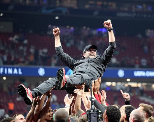 UEFA Champions League Finale 2019 Tottenham Hotspurs - FC Liverpool Spanien, Madrid, 01.06.2019, Fussball, UEFA Champions League, Saison 2018 2019, Finale in Madrid, Tottenham Hotspurs - FC Liverpool (0:2): Jürgen Klopp (Trainer FC Liverpool) wird nach dem Gewinn der CL von seinen Spielern in die Luft geworfen, DFL DFB REGULATIONS PROHIBIT ANY USE OF PHOTOGRAPHS AS IMAGE SEQUENCES AND OR QUASI-VIDEO.