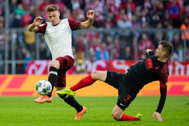 Fussball: Bundesliga, 25. Spieltag, FC Bayern Muenchen - 1. FC Augsburg. Joshua Kimmich (l) (FC Bayern Muenchen) in Aktion gegen Daniel Baier (r) (FC Augsburg). DFL regulations prohibit any use of photographs as image sequences and or quasi-video. GER, Fussball, Bundesliga, FC Bayern Muenchen - 1. FC Augsburg, 08.03.2020 Muenchen Copyright: xTomxWellerx xEibner-Pressefotox EP_eer