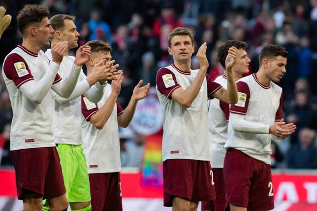 Fussball: Bundesliga, 25. Spieltag, FC Bayern Muenchen - 1. FC Augsburg. Leon Goretzka (l-r) (FC Bayern Muenchen), Torwart Manuel Neuer (FC Bayern Muenchen), Joshua Kimmich (FC Bayern Muenchen), Thomas Mueller (FC Bayern Muenchen), Benjamin Pavard (FC Bayern Muenchen) und Lucas Hernandez (FC Bayern Muenchen) bedanken sich nach dem Spiel bei den Fans. DFL regulations prohibit any use of photographs as image sequences and or quasi-video. GER, Fussball, Bundesliga, FC Bayern Muenchen - 1. FC Augsburg, 08.03.2020 Muenchen Copyright: xTomxWellerx xEibner-Pressefotox EP_eer