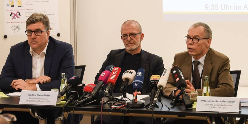 Bilder des Jahres 2020, Sport 03 März Sport Themen der Woche KW11 Sport Bilder des Tages 11.03.2020, xmhx, Fussball Pressekonferenz, Gesundheitsamt Frankfurt - zum EL Spiel in Frankfurt emspor, v.l. Axel Hellmann (Vorstandsmitglied Eintracht Frankfurt AG), Stadtrat Stefan Majer (Gesundheitsdezernent der Stadt Frankfurt am Main), Prof. Dr. Dr. Rene Gottschalk (Leiter des Gesundheitsamts Frankfurt am Main) (DFL DFB REGULATIONS PROHIBIT ANY USE OF PHOTOGRAPHS as IMAGE SEQUENCES and or QUASI-VIDEO) Frankfurt am Main