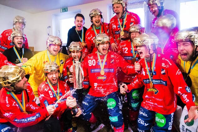 Bilder des Jahres 2020, Sport 03 März Sport Bilder des Tages 200321 Edsbyns malvakt Anders Svensson, Hans Andersson, Mattias Hammarström, Simon Jansson, Ted Hedell, Joakim Svensk, Martin Frid spelare jublar efter SM-finalen i bandy mellan Villa Lidköping och Edsbyn den 21 mars 2020 i Uppsala. Copyright: KentaxJönsson BB200321KJ092