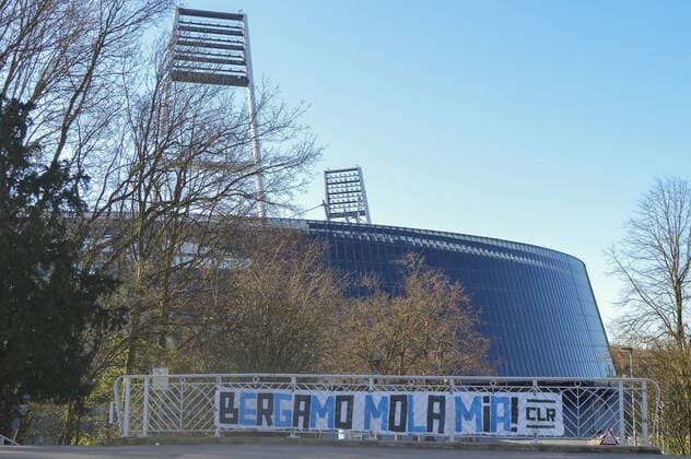 Bilder des Jahres 2020, Sport 03 März Sport Bilder des Tages SARS-CoV-2 Covid-19). Weser Stadion 22.03.2020, Osterdeich, Bremen, SARS-CoV-2 Covid-19). Weser Stadion, im Bild Thema Corona Feature rund um das Weserstadion - Stadionbereich - Uebersicht, Solarzellen, Banner, Weserstadion mit Schriftzug an der Brücke Bergamo mola mia! ( deutsch: Bergamo gib nicht auf! )