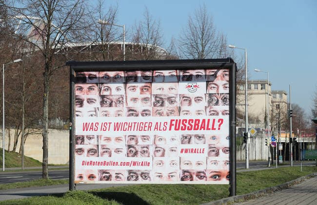Bilder des Jahres 2020, Sport 03 März Sport Themen der Woche KW13 Sport Bilder des Tages RBL - Wir alle Leipzig, 26.03.2020, RB Leipzig Solidarität in der Coronakrise. Was ist wichtiger als Fussball? Wir alle!. Die Gesundheit aller geht vor - Kampagne von Fußball-Bundesligist RasenBallsport Leipzig. , Im Bild: Wiralle - Plakat. Im Hintergrund die Red Bull Arena. ,