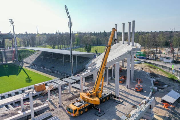 Bilder des Jahres 2020, Sport 04 April Sport Themen der Woche KW14 Baustand Gegengerade am 04.04.2020 in Karlsruhe (Wildparkstadion), Germany Die neue Tribüne im Wildparkstadion des Karlsruher Sportclubs. Das erste Element steht. Karlsruhe Wildparkstadion Baden-Württemberg Germany